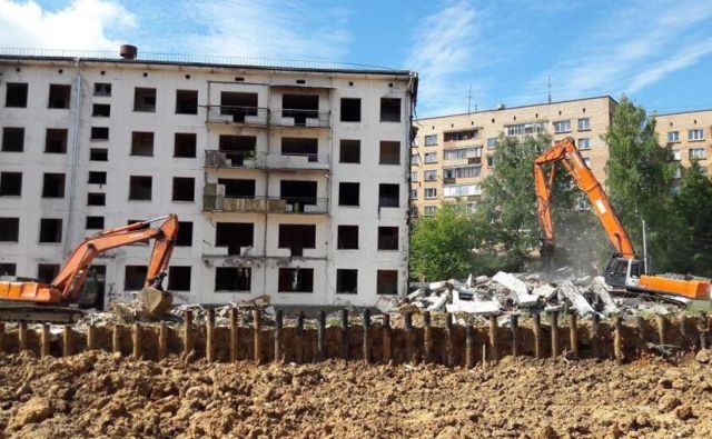 Снос пятиэтажного жилого дома