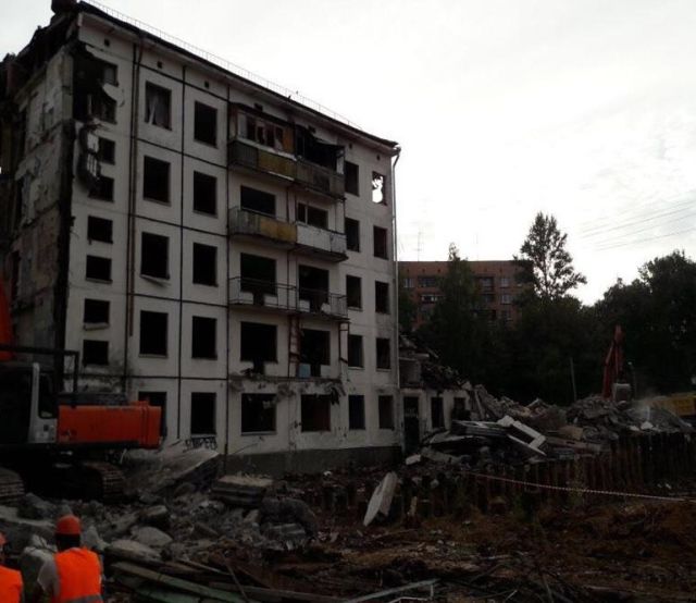 Снос пятиэтажного жилого дома